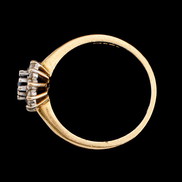 RING, 18 k guld, med blå sten och briljantslipade diamanter. Total vikt ca 4 gram.
