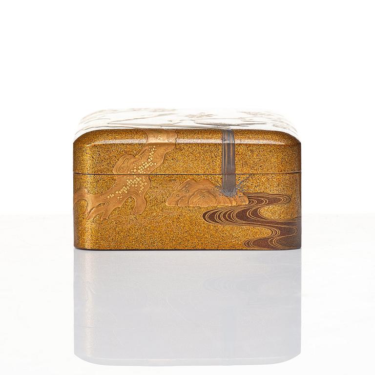 A Japanese lacquered bowl, box with cover and handle, 19th Century.