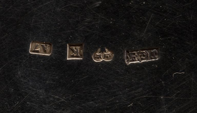 JOHAN GUSTAV HENTZELL dosa silver delvis förgylld, Kalmar 1903 medföljer två engelska dosor.