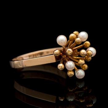 A RING, cultured pearls, 14K gold. Westerback 1972.