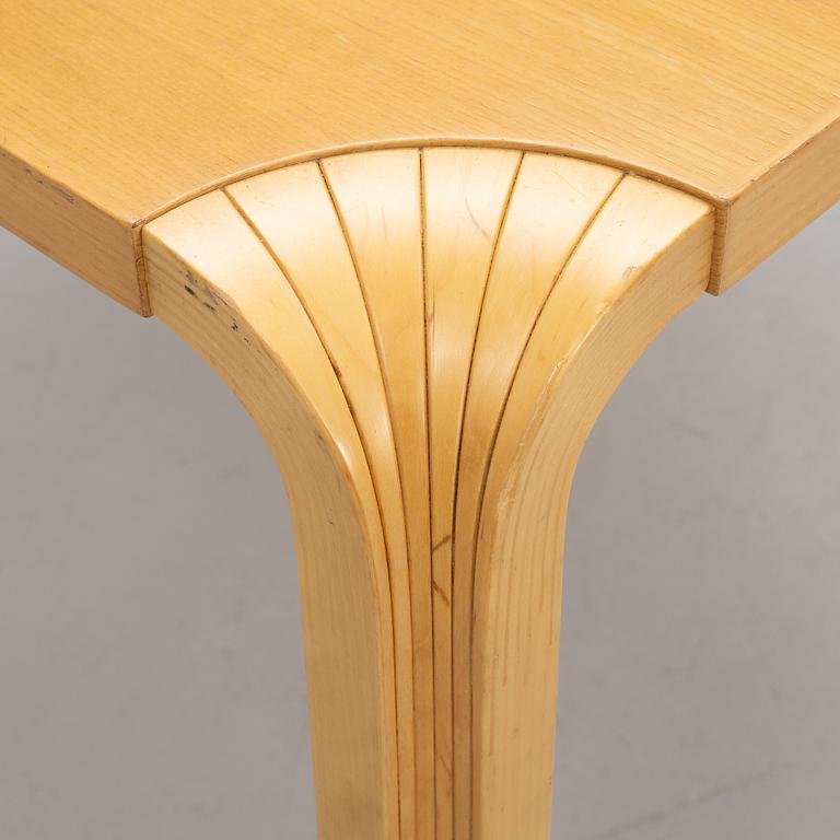Alvar Aalto, soffbord, modell "X800A", Artek, Finland, sent 1900-tal.