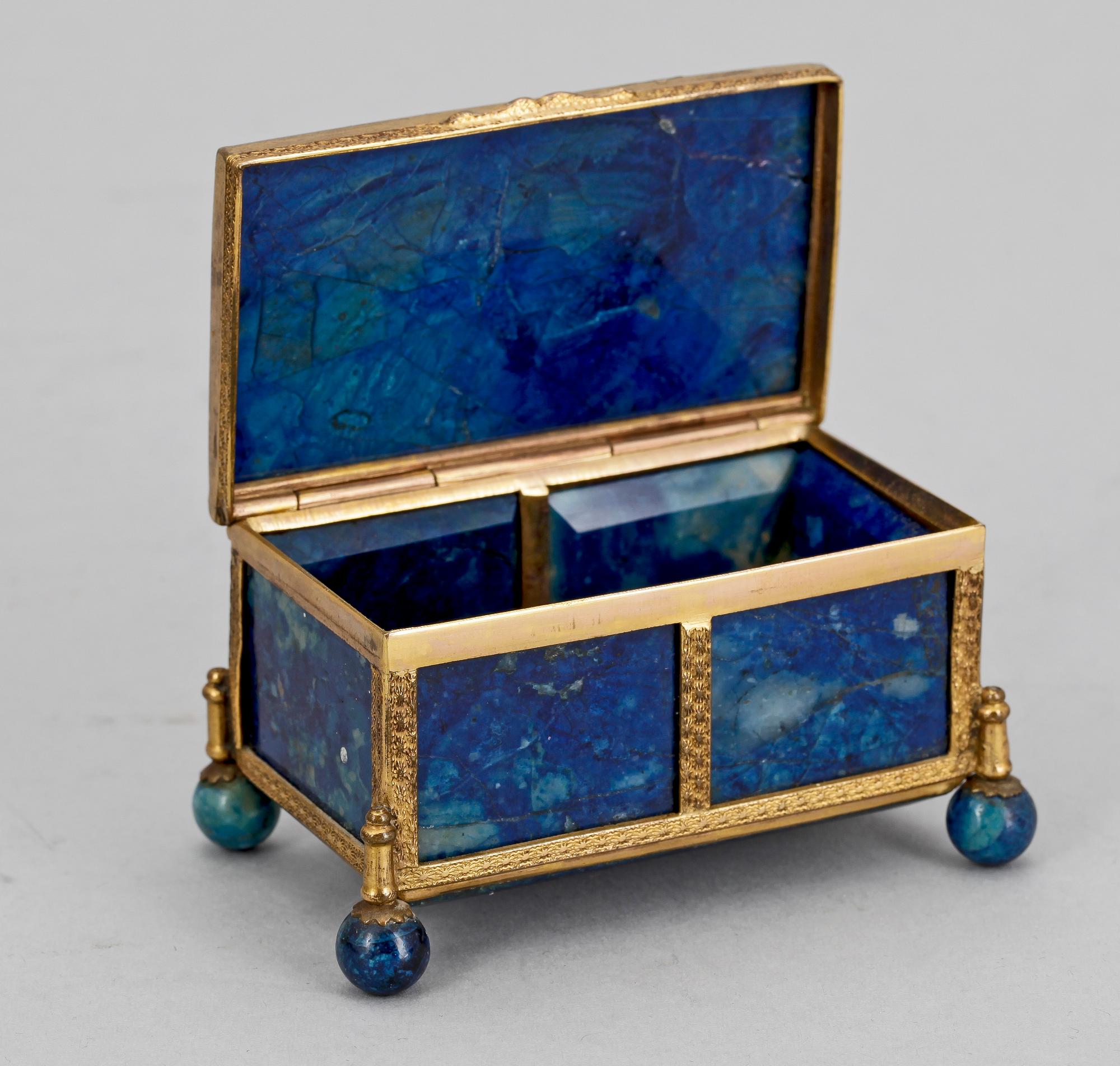 SKRIN MED LOCK, lapis lazuli samt mässing, troligen 1800-tal.
