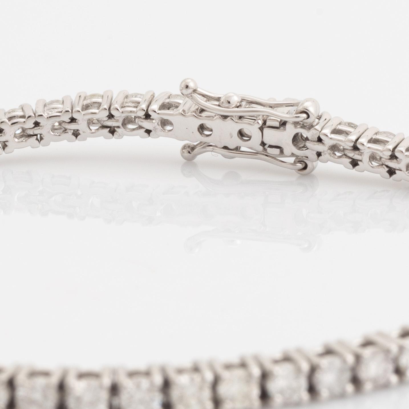 Tennisarmband med briljantslipade diamanter totalt ca 3,72 ct, med report HRD.