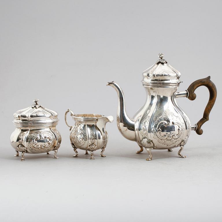 KAFFESERVIS, 3 delar, sterlingsilver, rokokostil, svenska importstämplar. Total vikt ca 1067 gram.