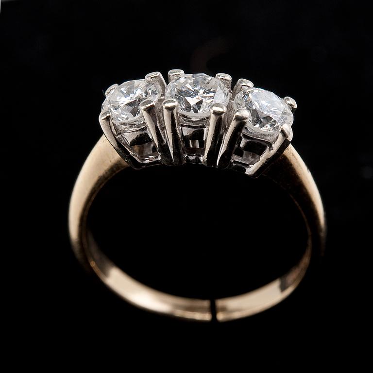 A RING, 3 brilliant cut diamonds c. 0,9 ct.