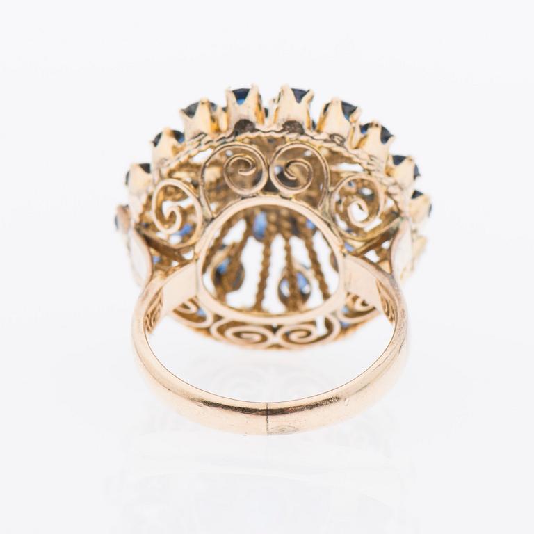 RING, fasettslipade safirer, 18K guld.