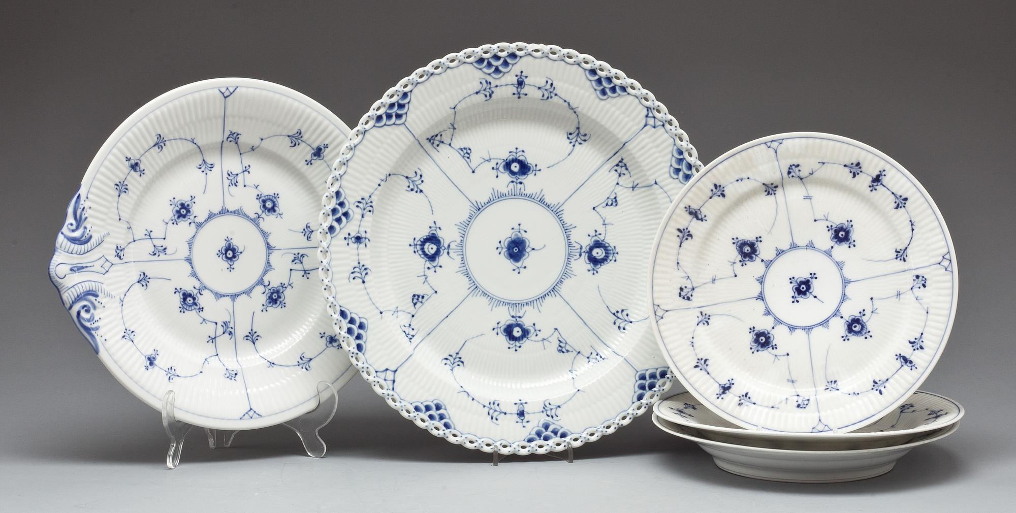 SERVISDELAR, porslin, 21 delar, "Musselmalet", Royal Copenhagen och B&G.