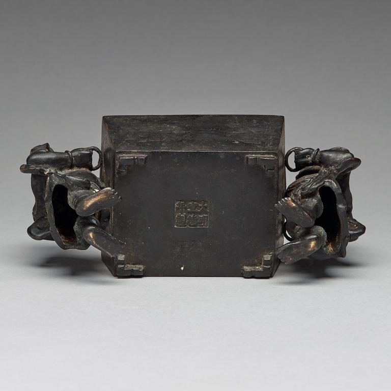 A bronze incense burner carried by two men, Qing dynasty (1644-1912), with Xuande mark.