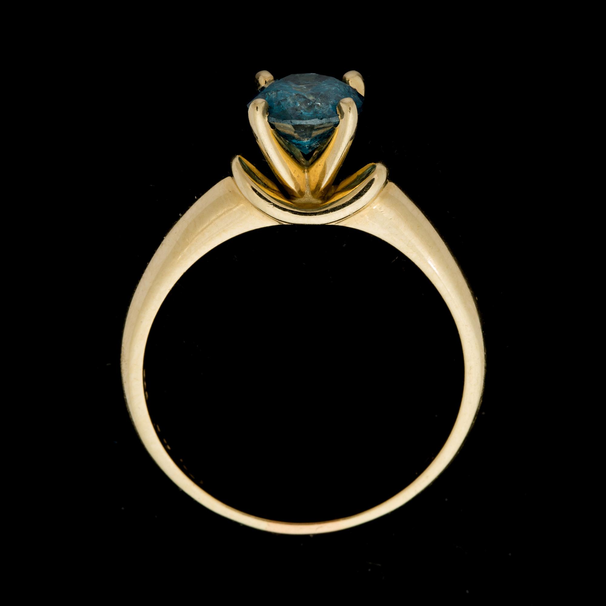 RING, 14 k guld, ca 1,36ct funny blue brilliant. Vikt ca 3,5 gram.