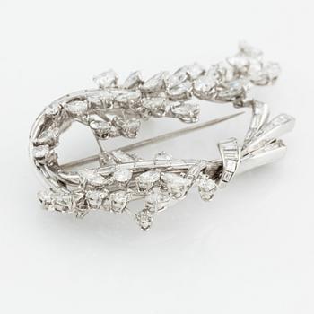 An 18K gold brooch with diamonds in various cuts, Albuquerque.