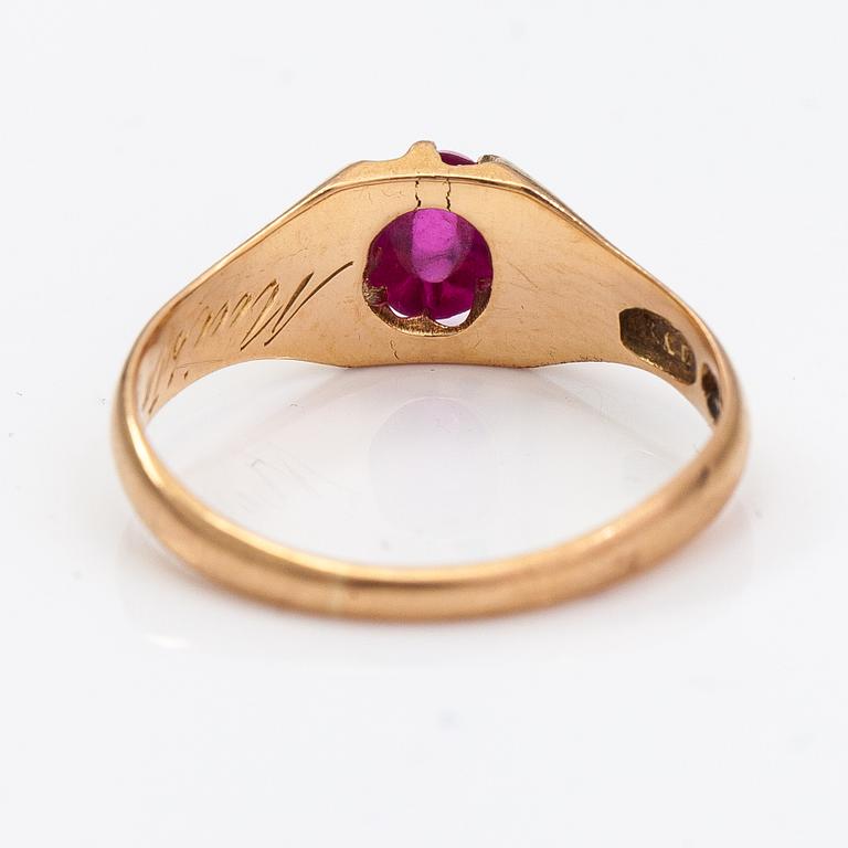 An 18K gold ring with a synthetic ruby. Karl Alfred Lind, Helsinki 1919.
