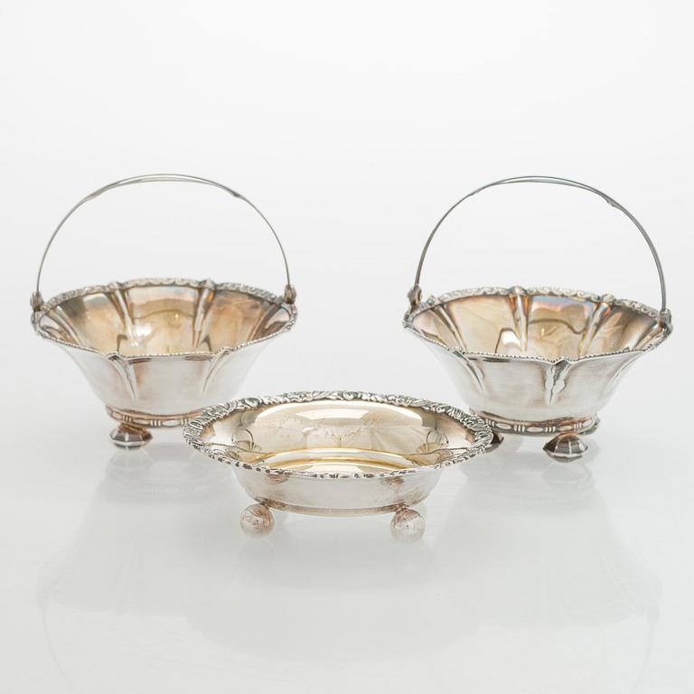 Maljoja, 3 kpl., hopeaa, Suomen Kultaseppä oy, Turku 1951 ja 1954.