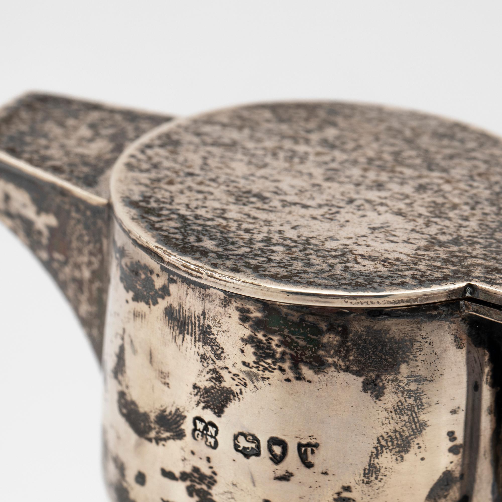 Borgila, bägare, sterlingsilver, 1943, samt kanna, glas och silver, W.N.G.N, London, 1894.