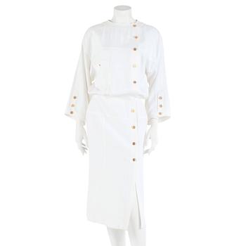 547. CHANEL, a white linen dress, french size 38.
