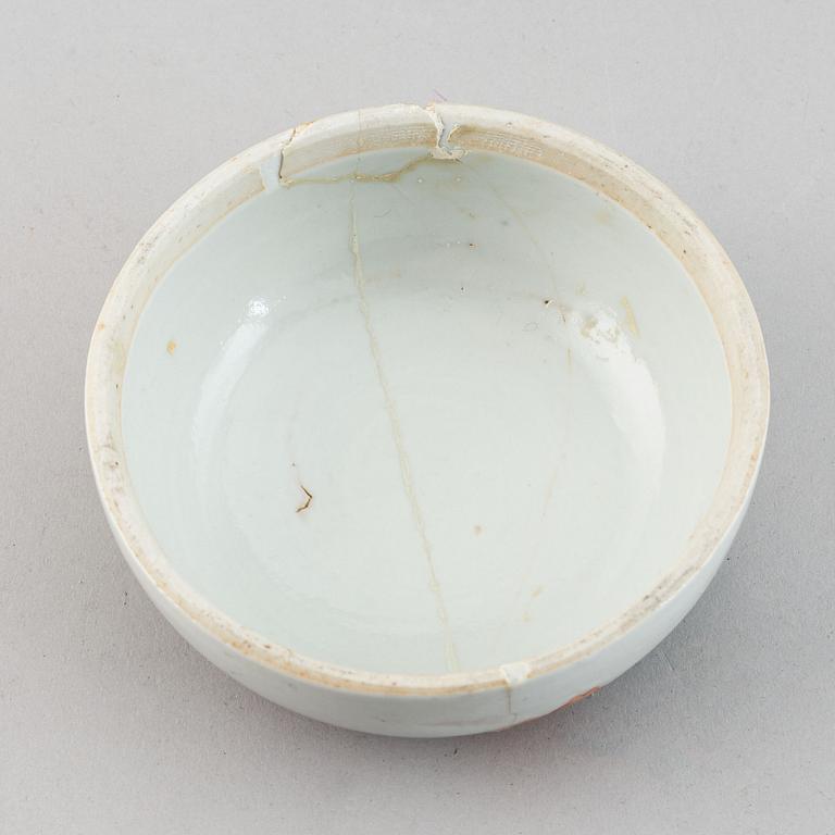 A large famille rose jar with cover, Qing dynasty, 19th century.