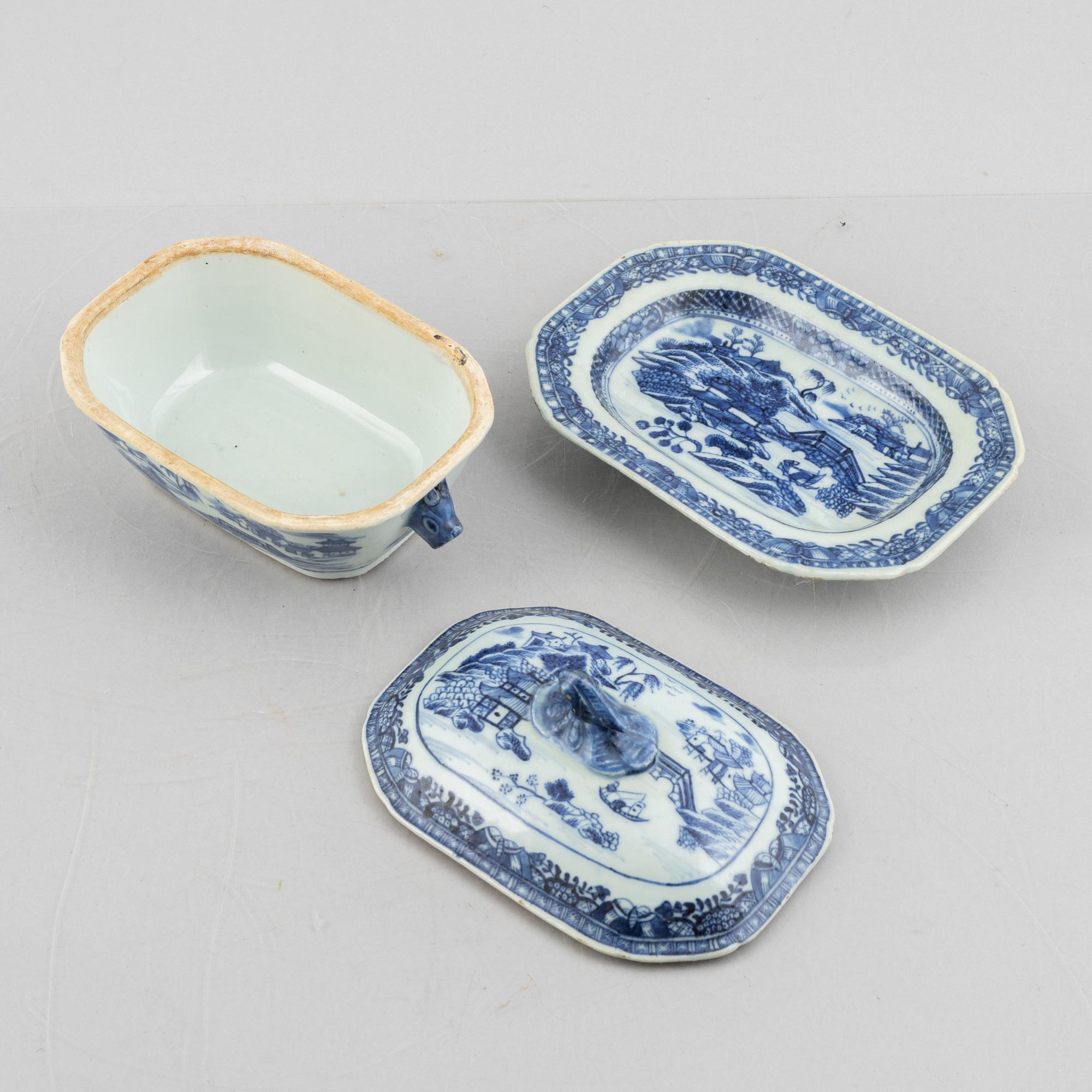 Stekfat, 2 st, samt smörterrin med lock och fat, kompaniporslin, Kina, Qianlong (1736-95).