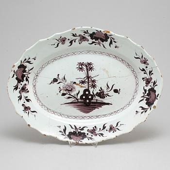 A large faiance serving dish, 18th century.