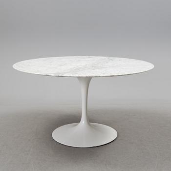 A 'Tulip' table by Eero Saarinen.