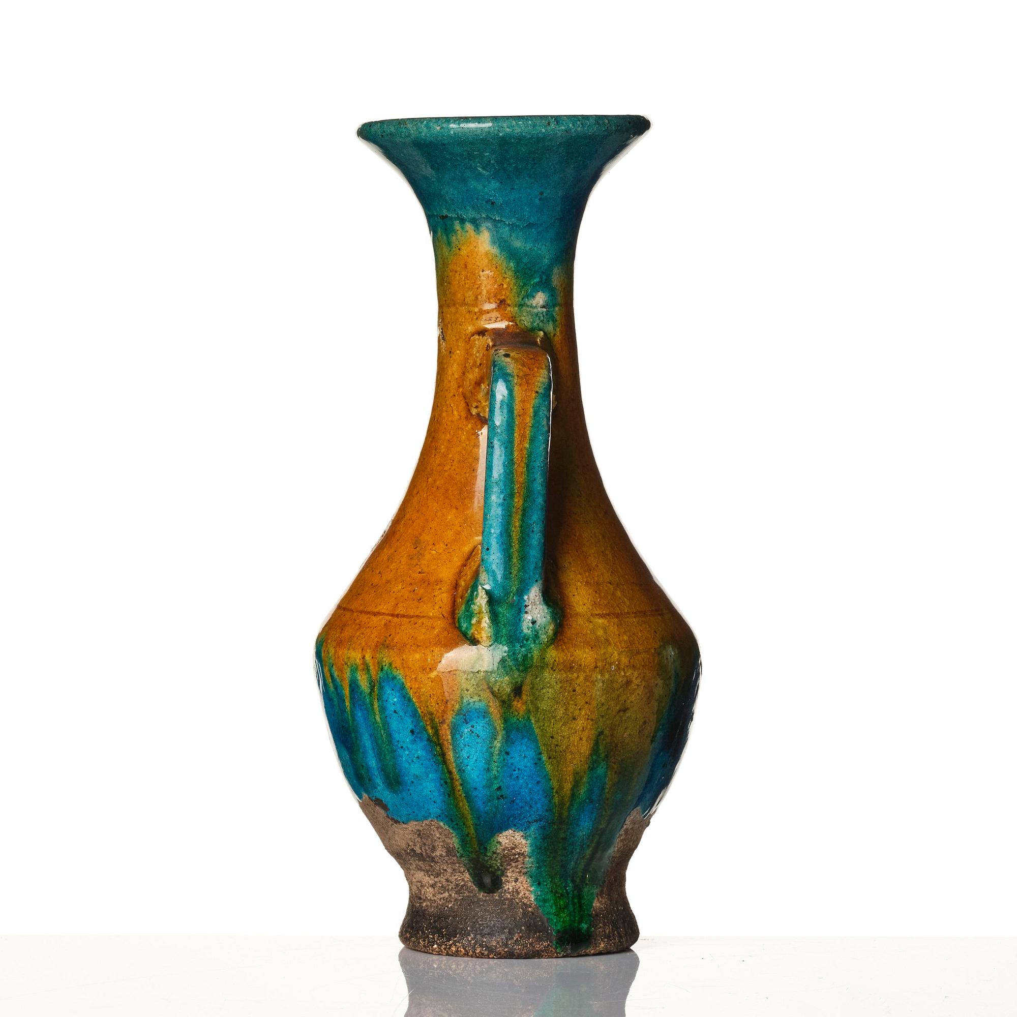 A yellow and turquoise glazed amfora vase, Ming dynasty (1368-1644).