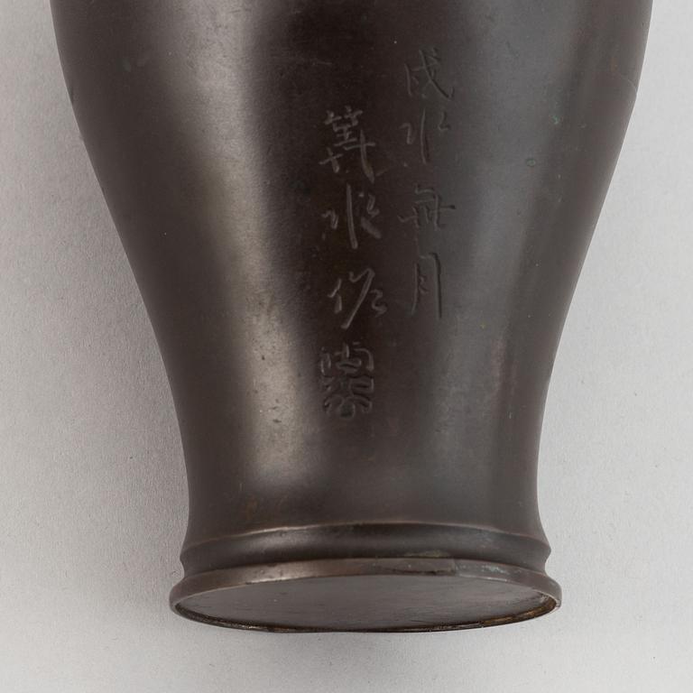 A Japanese bronze vase. 20th century.