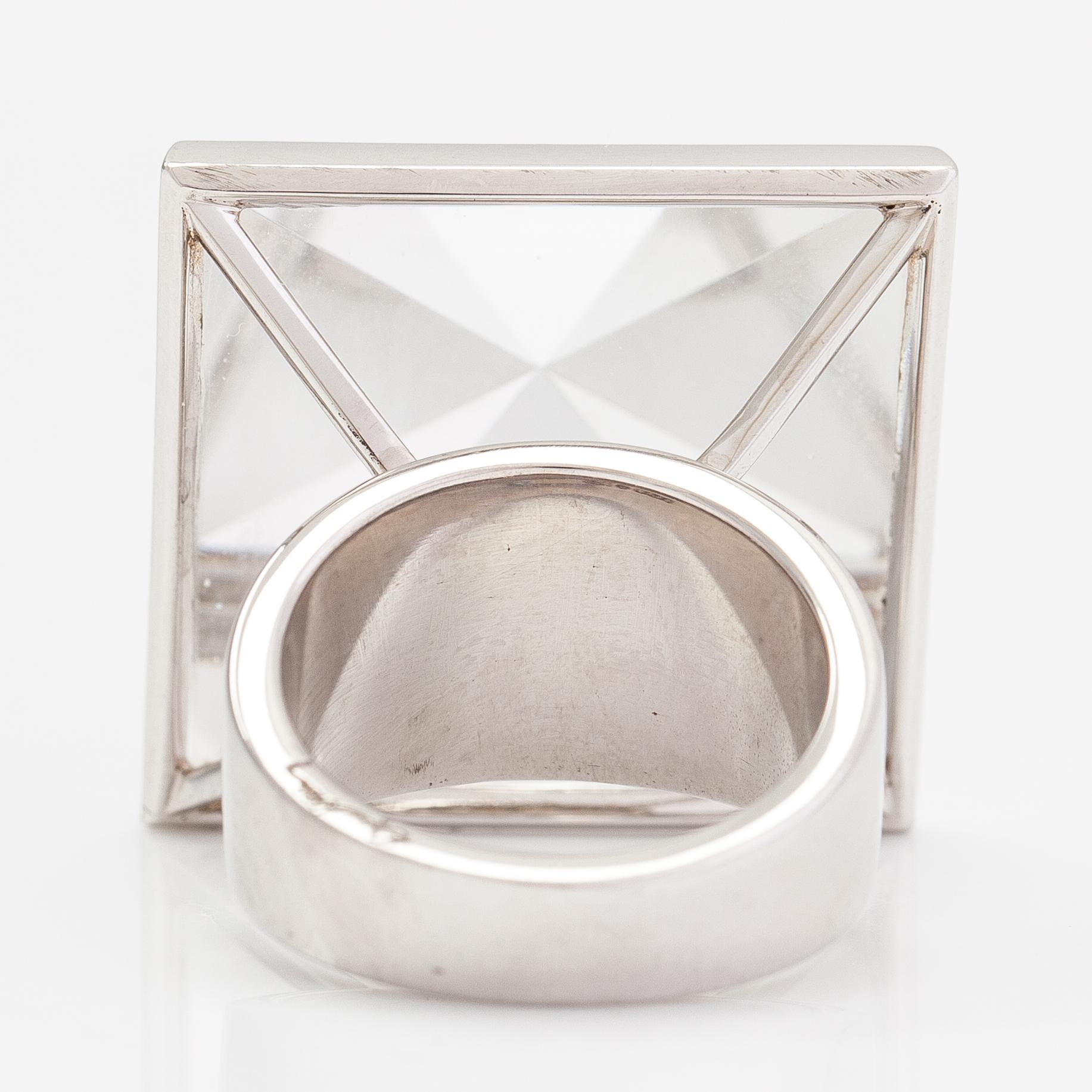 Efva Attling, Sormus "Pyramid & stars", sterlinghopeaa, timantteja n. 0.14 ct yht ja vuorikristalli.