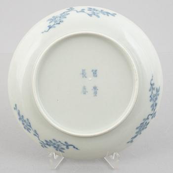 Skålar med lock, fyra stycken, samt tre fat, porslin, Fuki-Chosun, Japan, Meiji/Taishō (1868-1926).