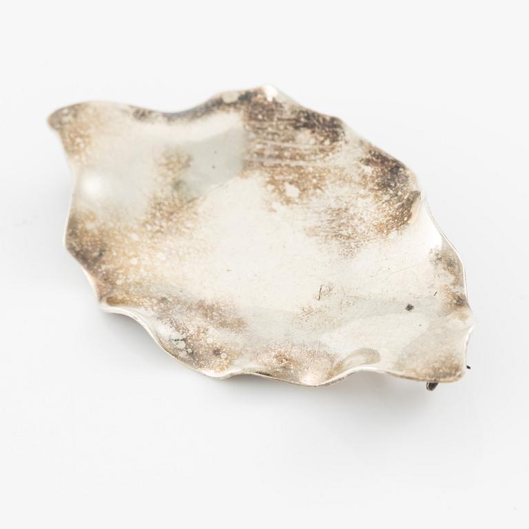 Brosch i form av löv sterlingsilver. Lund 1957.