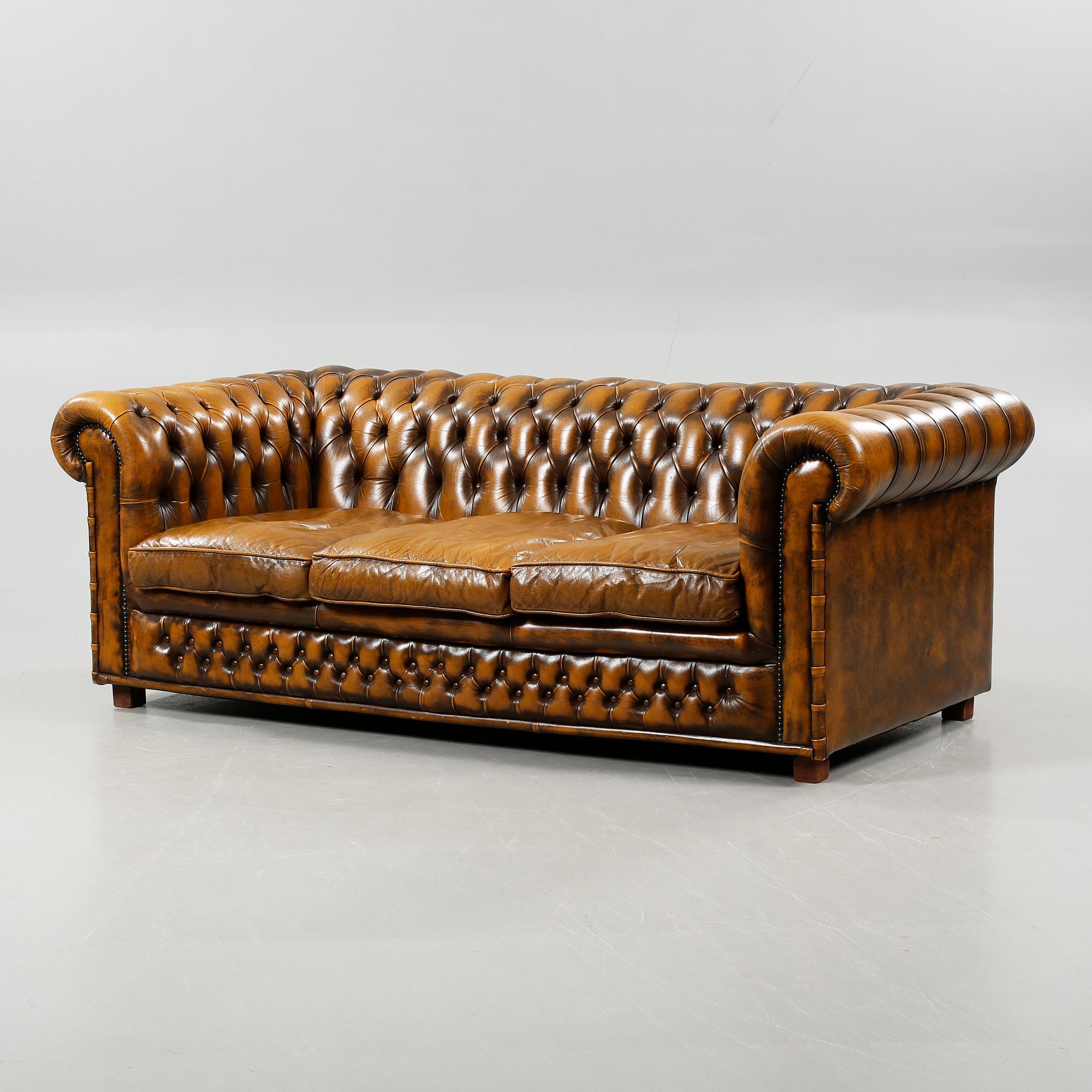 BÄDDSOFFA, Chesterfield-modell, 1900-talets andra hälft.