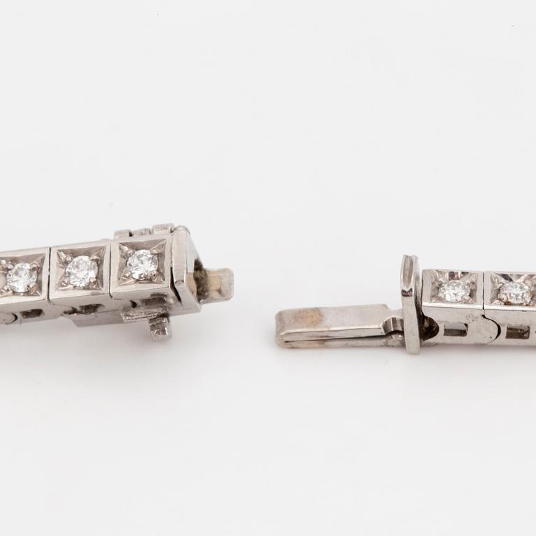 NECKLACE, 18 carat white gold with 132 diamonds ca 3.35 cts.