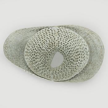 Kristina Riska, veistos, "Basket sculpture" keramiikkaa, signeerattu KR.