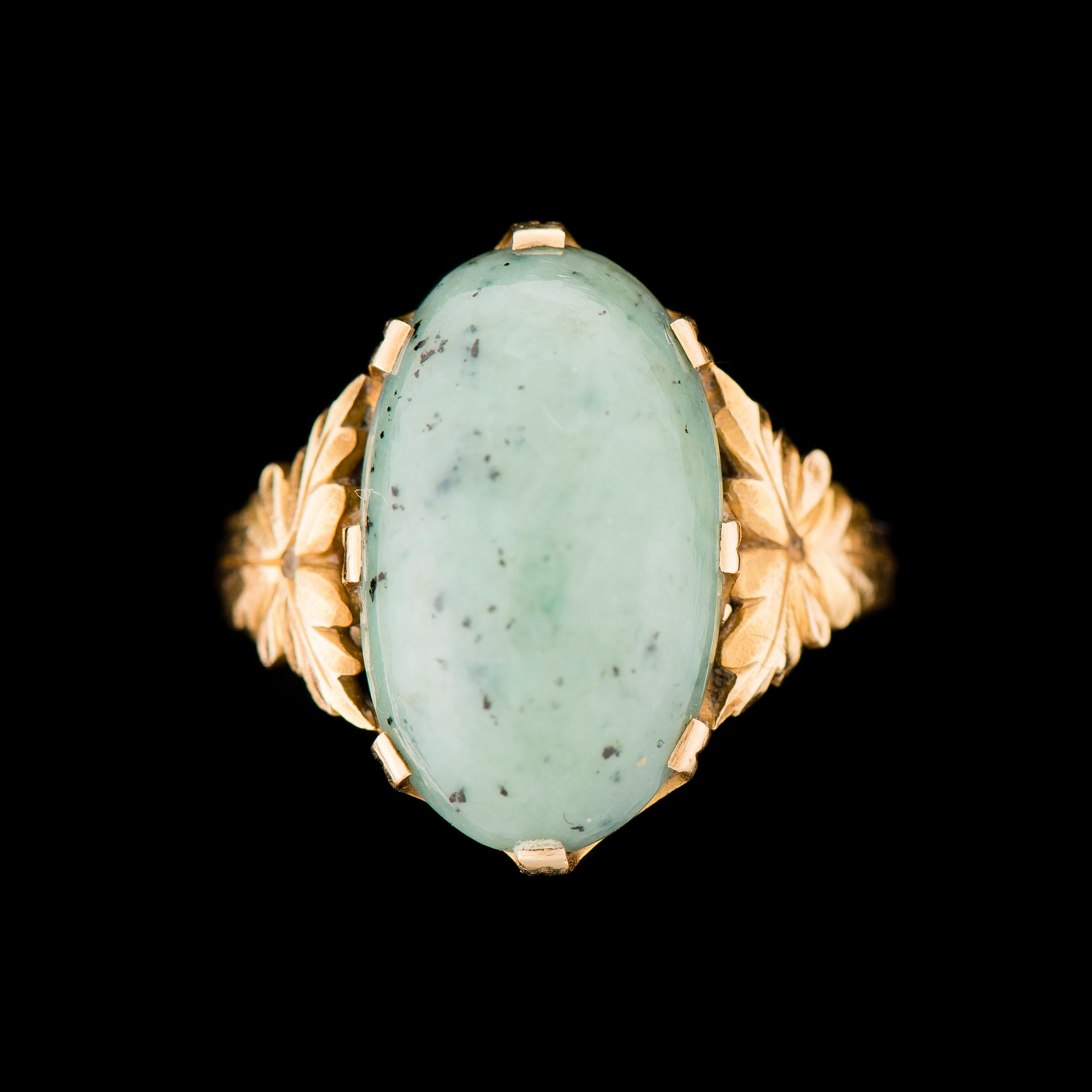 ÖRHÄNGEN, RING och BROSCH, cabochonslipad hydrogrossular granat, 18K guld. A. Tillander, Helsingfors 1944.