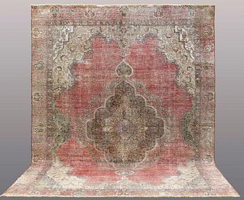 A CARPET, Oriantal, ca 364 x 272 cm.