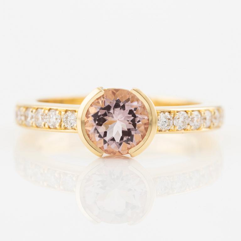 Ring in 18K gold with a faceted morganite and round brilliant-cut diamonds.