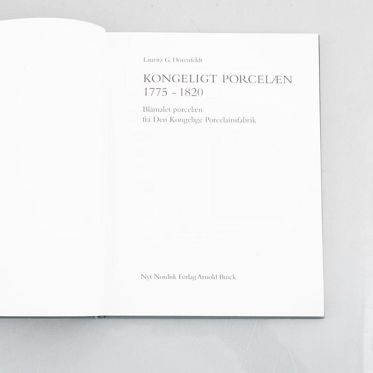 "Kongeligt Porcelæn - Blåmålet porcelæn fra Den Kongelige Porcelainsfabrik", Dorenfeldt, 2002 resp 2004.