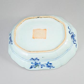 A blue and white dish, Qing dynasty, Qianlong (1736-95).