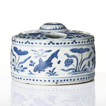 A blue and white brushpot/ink-stick stand, Ming dynasty, 16th/17th century.