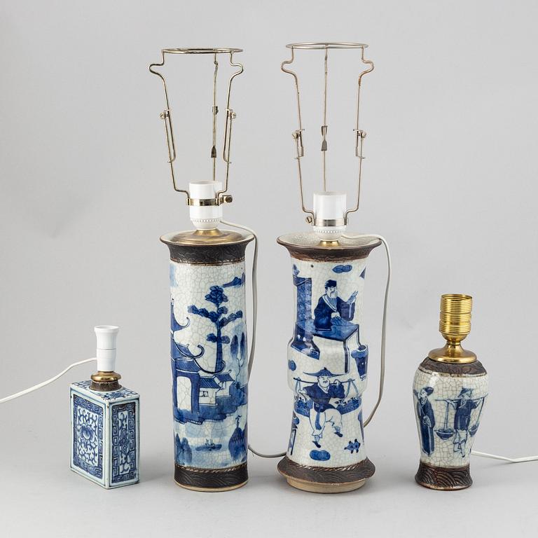 A group of four blue and white table lampa, Qingdynasty, circa 1900.