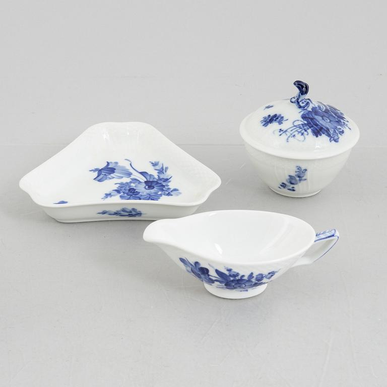 Royal Copenhagen, mat- och kaffeservis, porslin, 108 delar, "Blå blomst", Danmark.