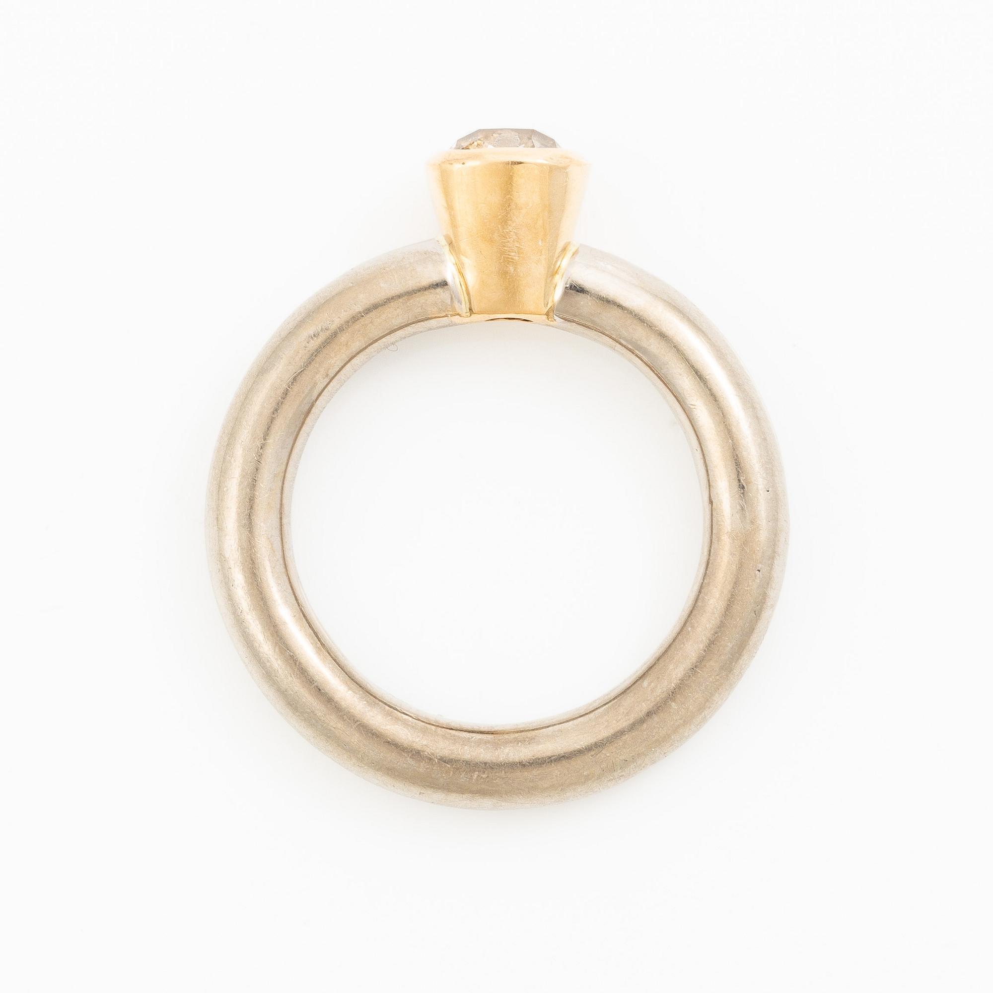 Ring in 18K gold and white gold with a cushion-shaped old-cut diamond.