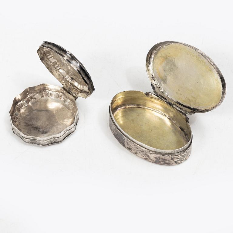 Dosor, 2 st, samt bägare och kopp, silver.