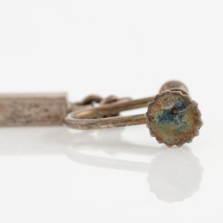 Örhängen, tre stycken, silver, möjligen tillverkade av stavar från smycken av Wiwen Nilsson.