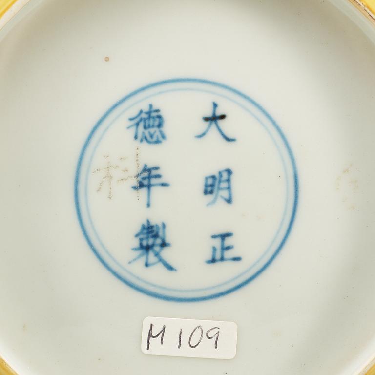 A yellow glazed dish, Ming dynasty with Zhengdes six character mark and of the period (1506-21).