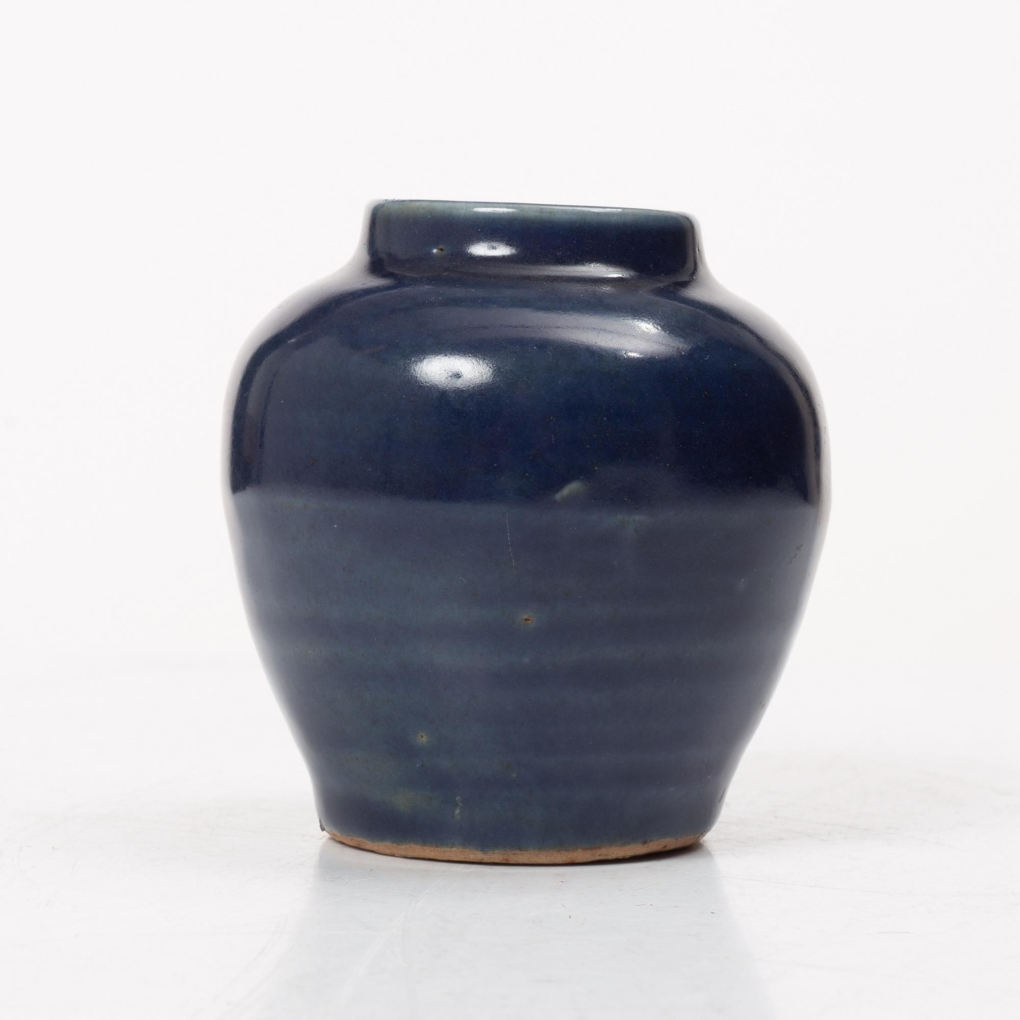 A Chinese blue glazed porcelain jar, 17th century.