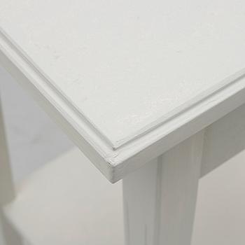 Sängbord, ett par, gustaviansk stil, samtida tillverkning.