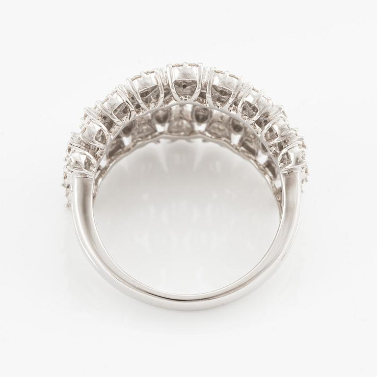 Ring, with baguette and brilliant-cut diamonds.