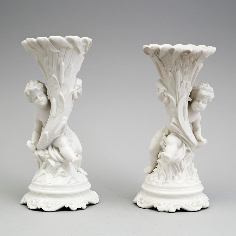 BLOMVASER, ett par, parian, Gustafsberg, 1800-talets andra hälft.