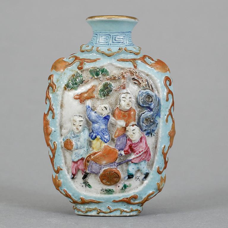 SNUSFLASKA, porslin, Kina omkring 1900.