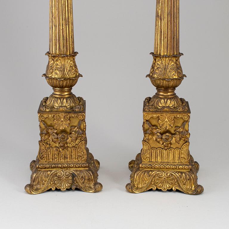 A pair of empire style table oil lamps, bronzed metal and glass, Dublot Freres, Rennes, late 19th century.