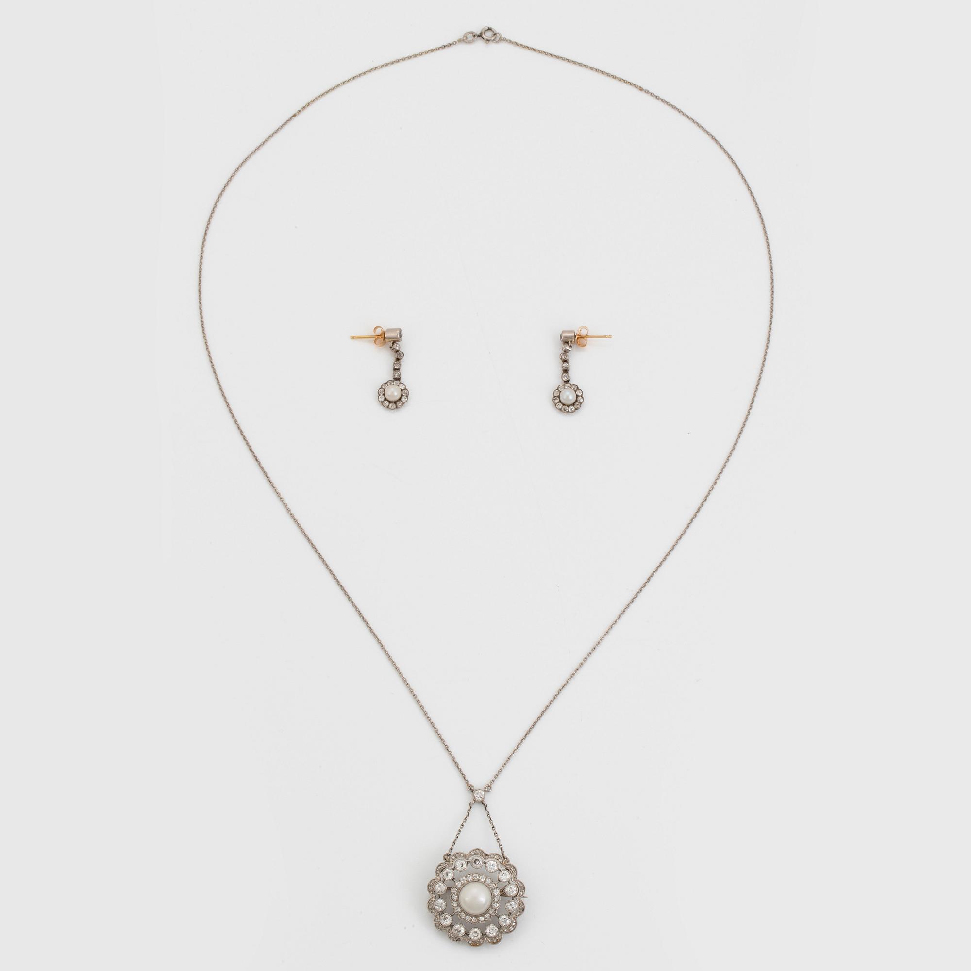 Collier/Brosch och ett par örhängen platina och guld med pärlor samt gammal- och rosenslipade diamanter.