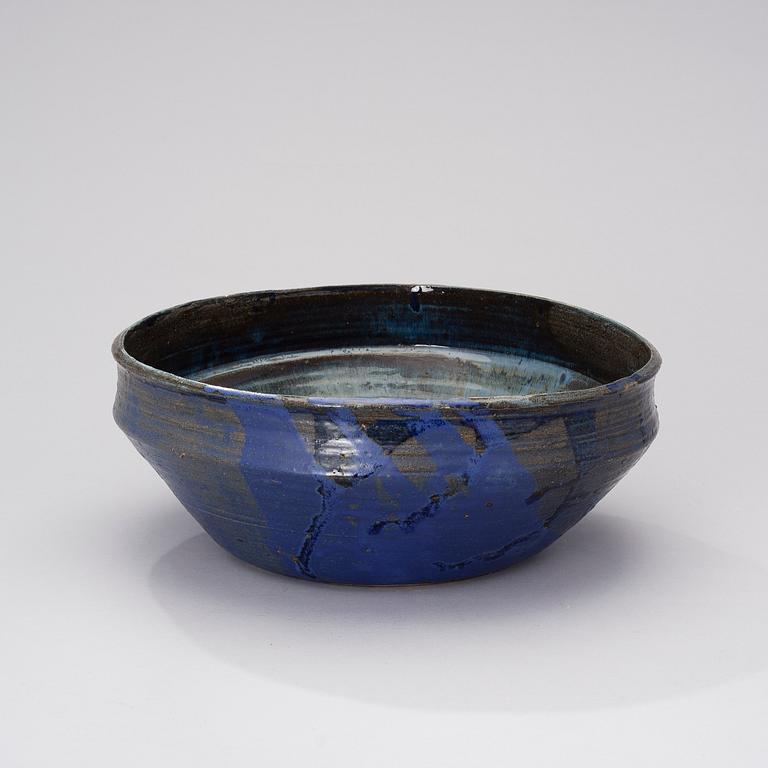 A ceramic bowl signed AMO.